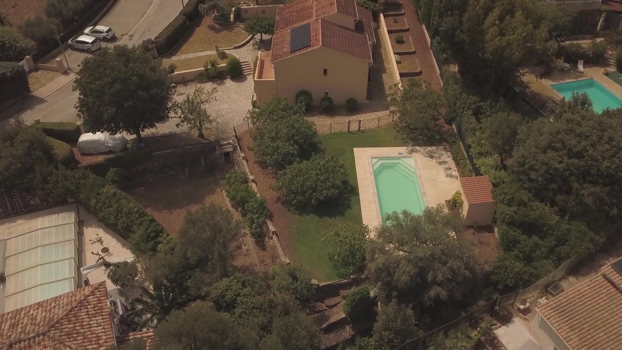 Survol drone d'une installation solaire sur toiture en tuiles