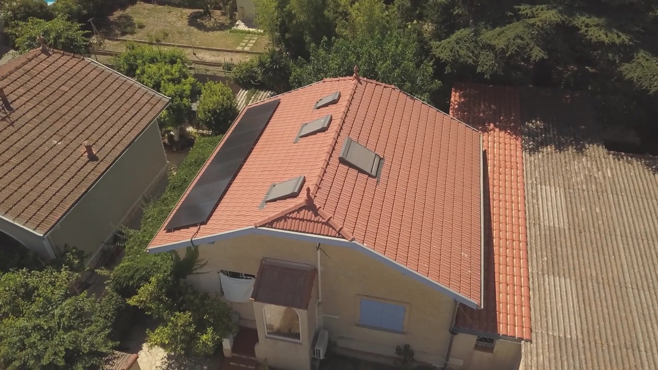 Vue aérienne d'une villa avec installation photovoltaïque et piscine