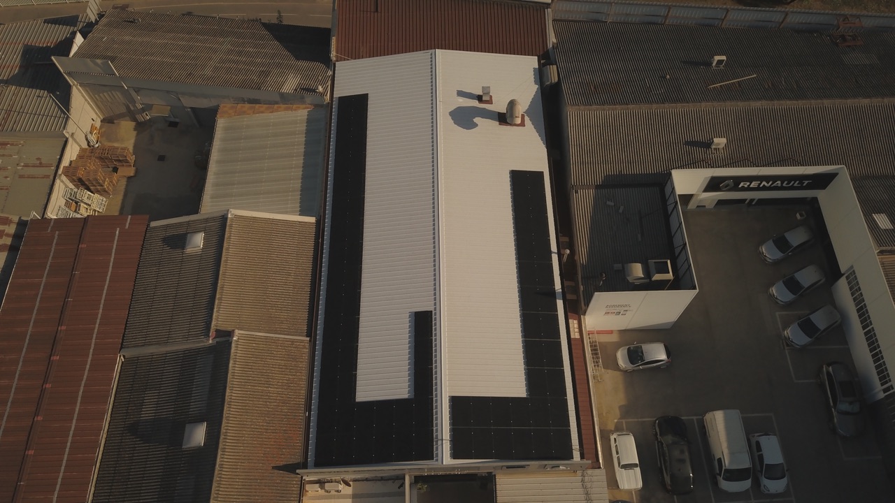 Après : la même toiture professionnelle équipée de panneaux solaires photovoltaïques