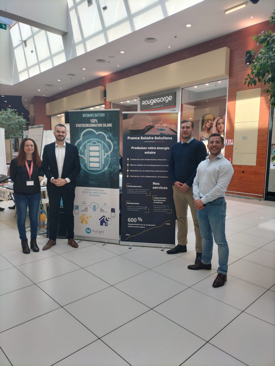 L'équipe de France Solaire Solutions sur son stand, devant ses supports de présentation