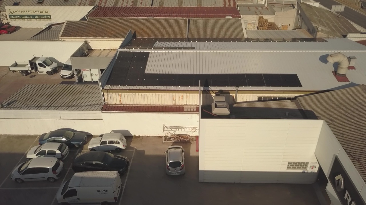 Installation photovoltaïque sur le toit d'un bâtiment professionnel, vue aérienne
