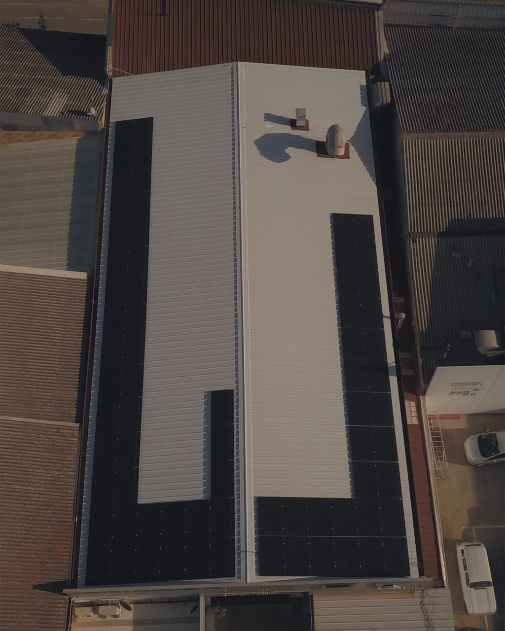 Toiture d'un local commercial équipée de panneaux solaires