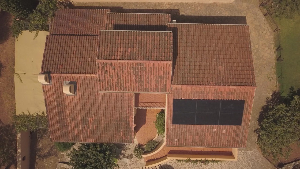 Installation solaire résidentielle vue du ciel, panneaux orientés plein sud
