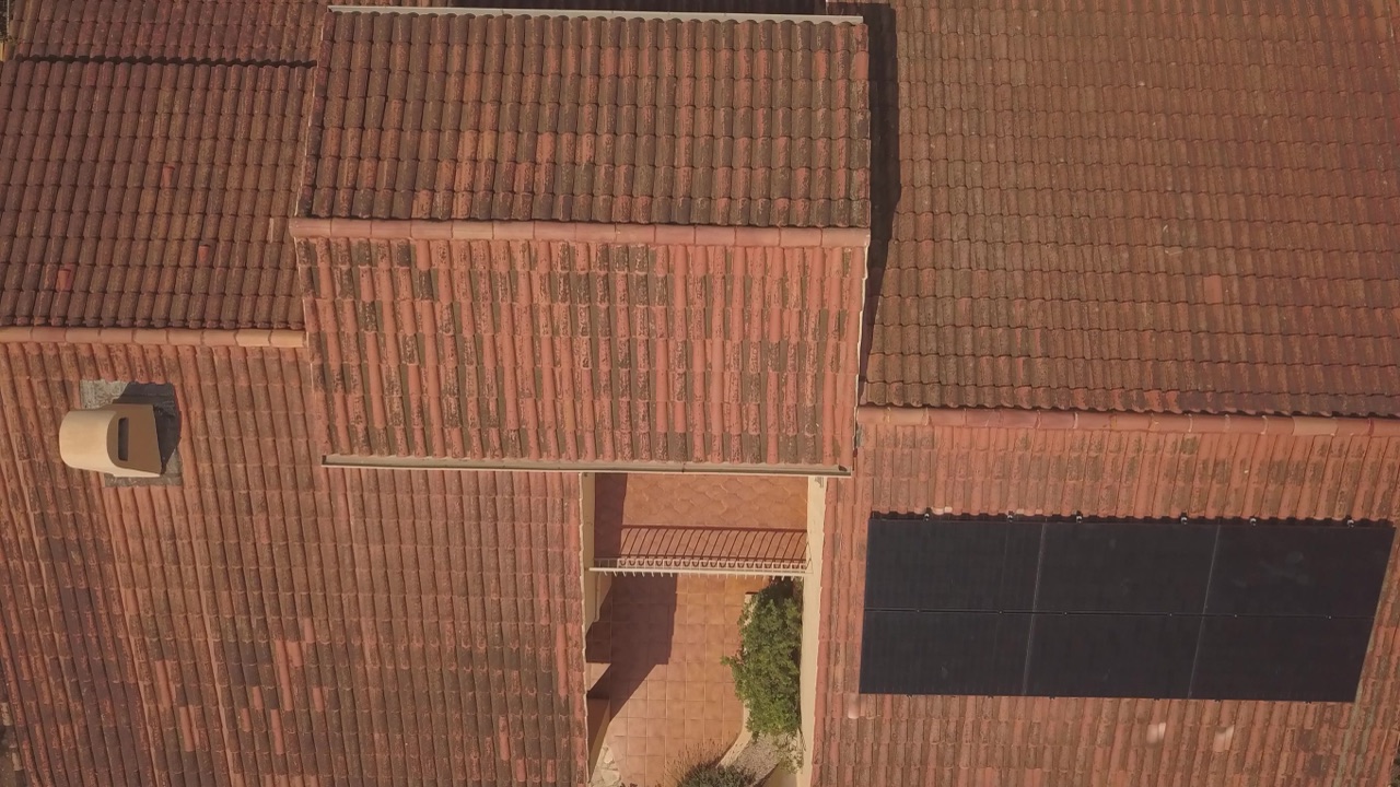 Panneaux solaires monocristallins posés sur une toiture en tuiles