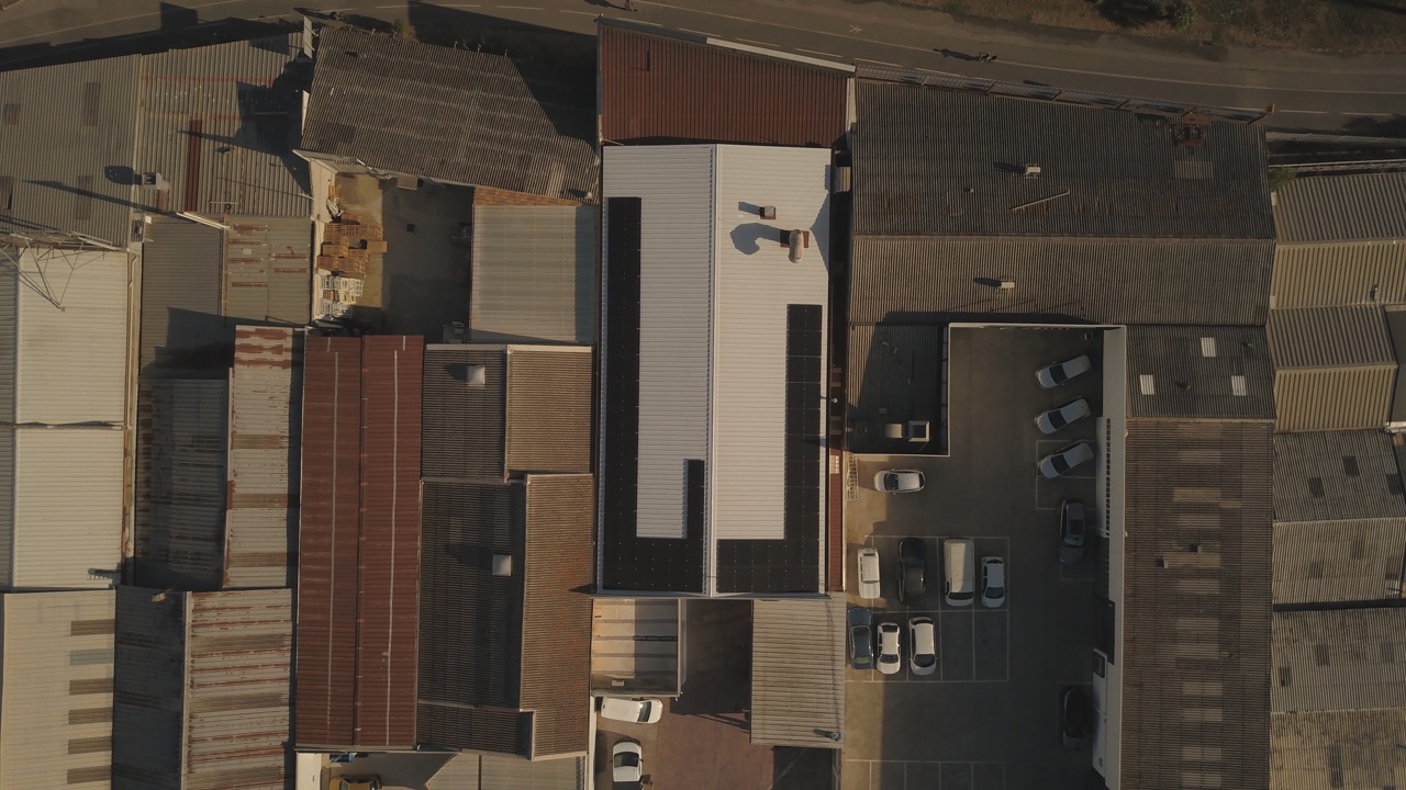 Panneaux solaires installés sur la toiture d'un bâtiment professionnel, vue aérienne