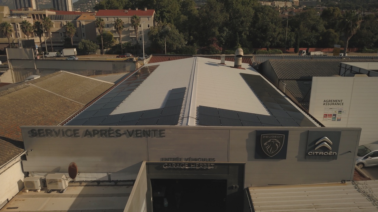 Toiture d'une concession automobile équipée de panneaux solaires photovoltaïques