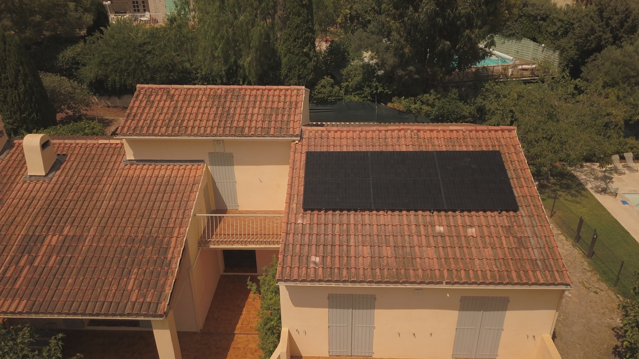Maison équipée de panneaux solaires dans un quartier résidentiel arboré du Var
