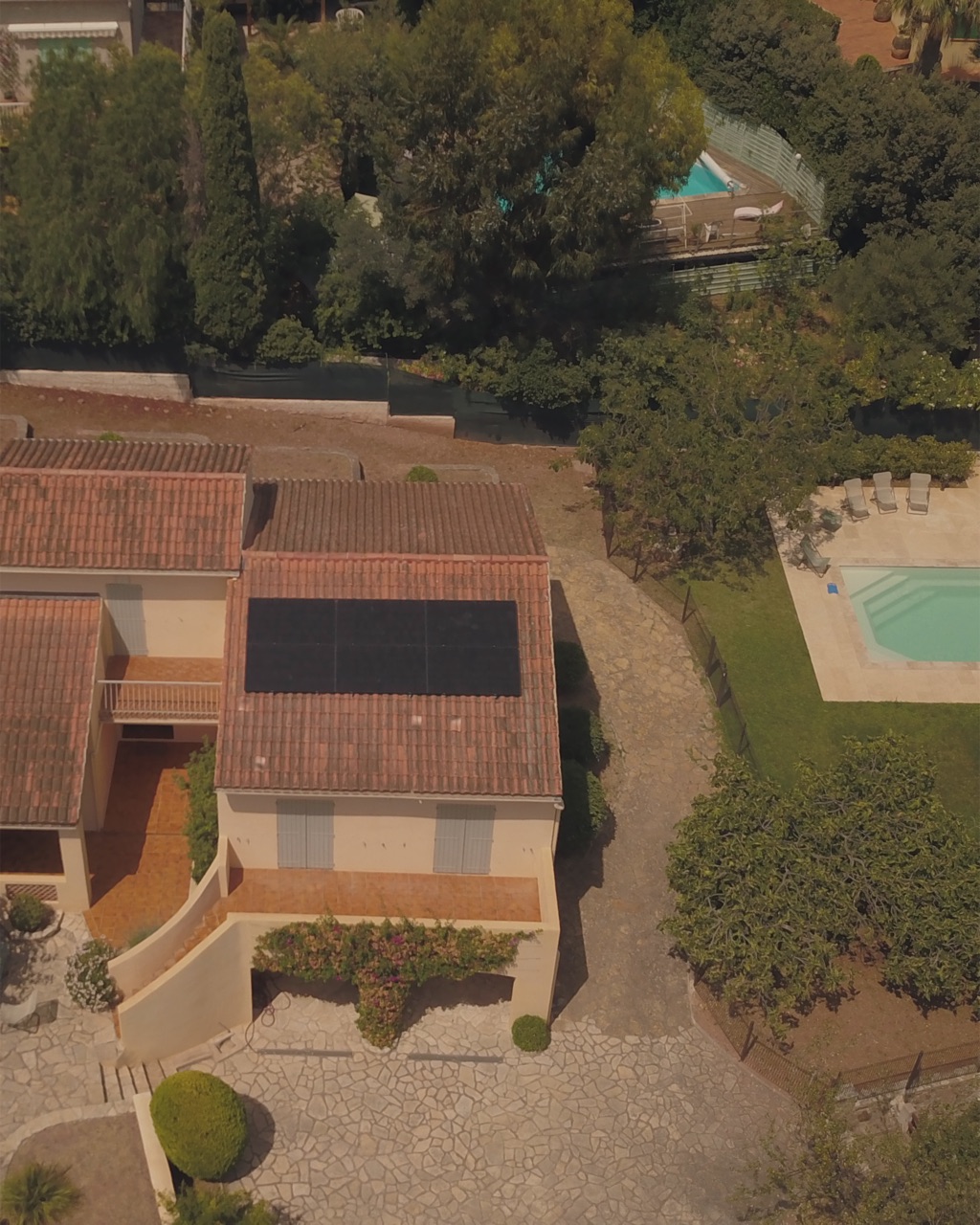 Maison avec panneaux solaires et piscine, projet résidentiel réalisé, vue aérienne