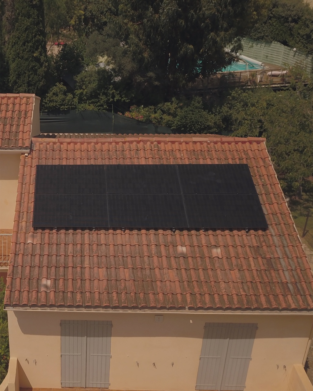 Projet photovoltaïque résidentiel : panneaux solaires sur toiture en tuiles