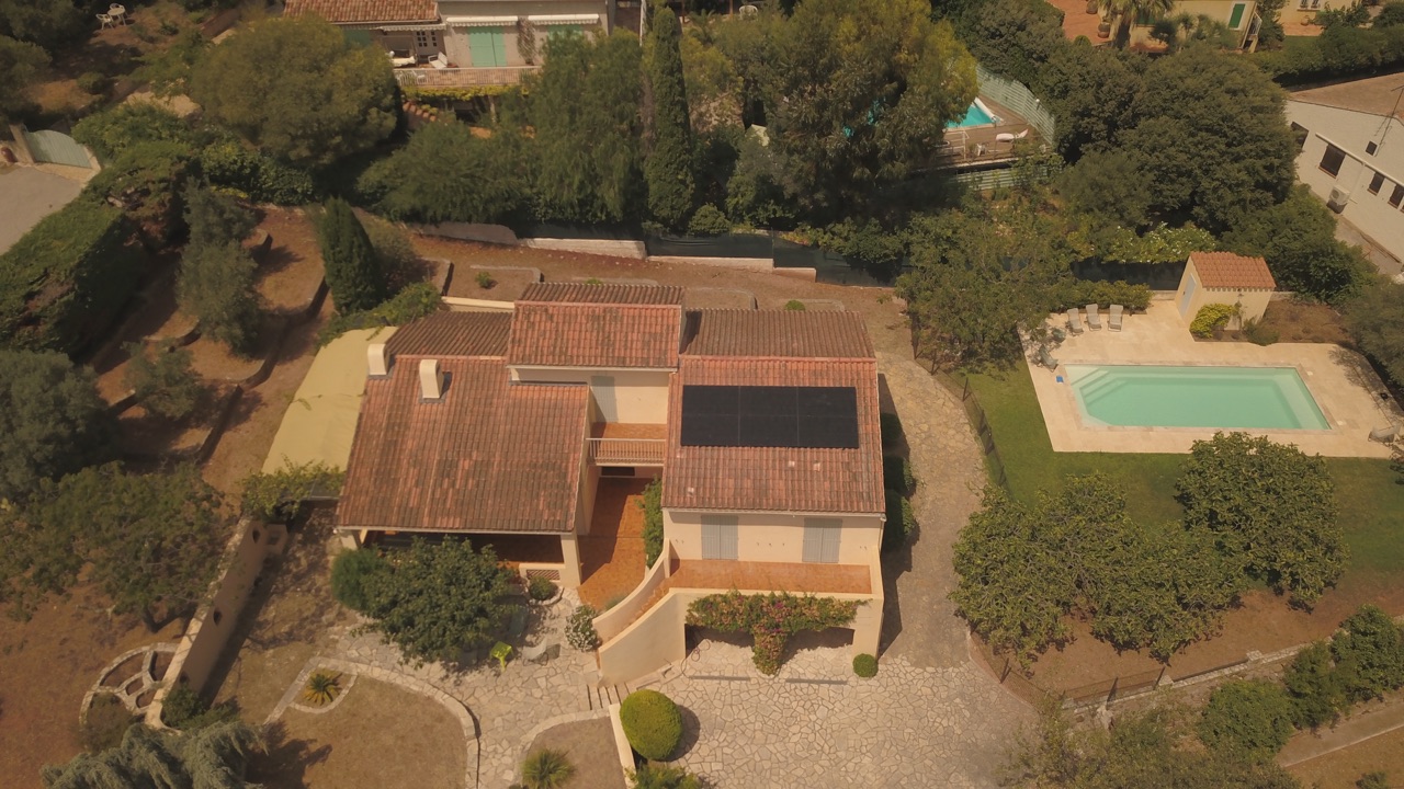 Vue aérienne d'une toiture résidentielle équipée de panneaux solaires en autoconsommation