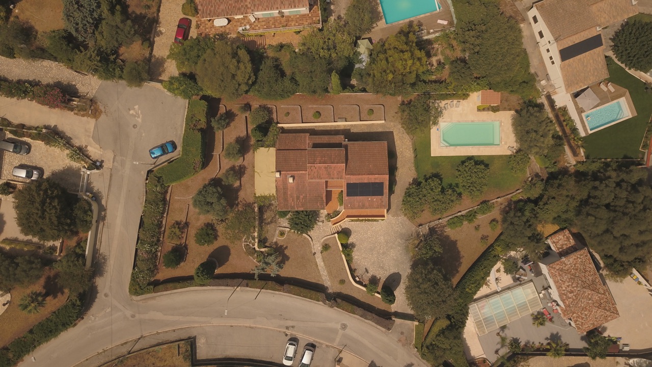 Panneaux solaires photovoltaïques noirs installés sur une toiture en tuiles, vue aérienne d'une maison du bassin toulonnais