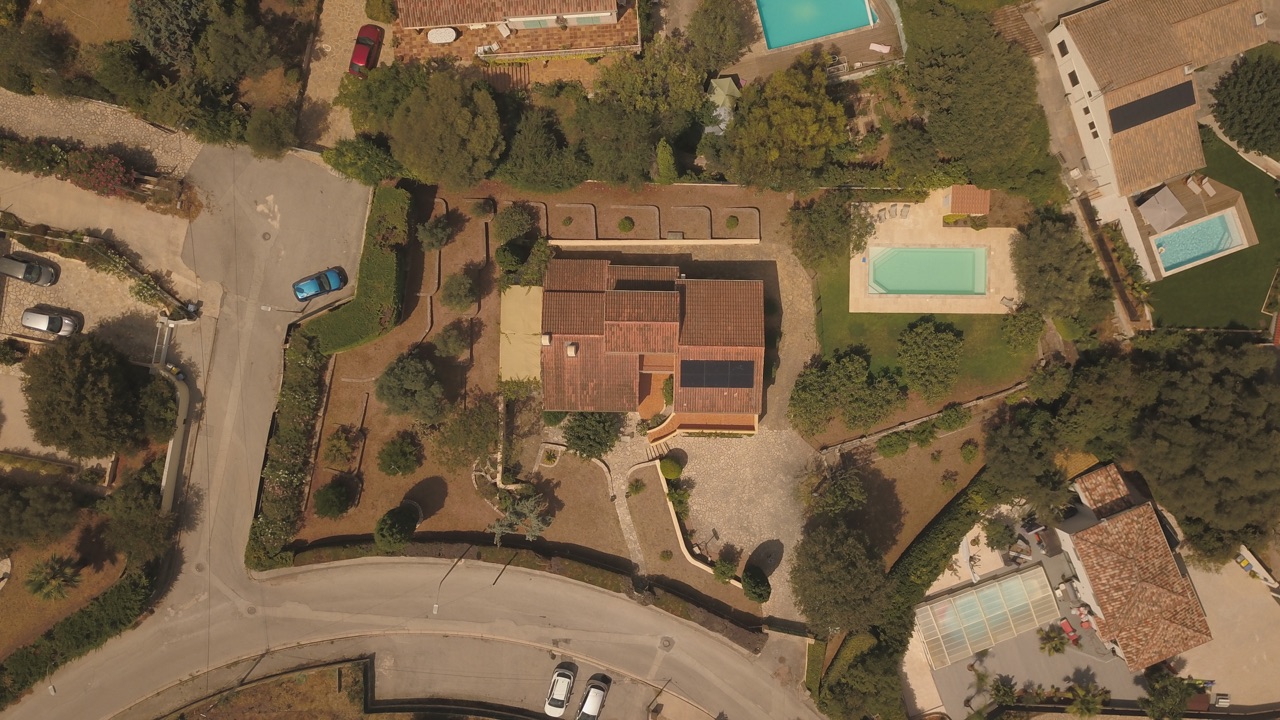 Installation photovoltaïque sur la toiture en tuiles d'une maison individuelle, prise de vue par drone