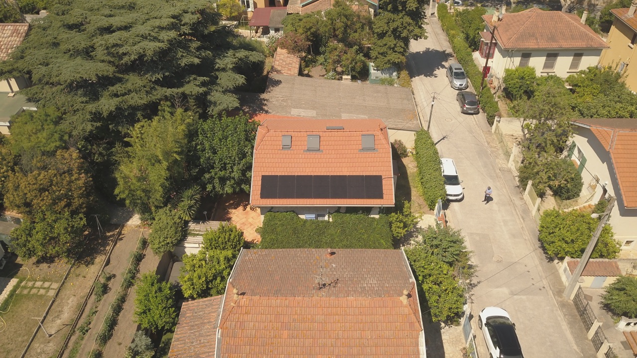 Villa provençale avec panneaux solaires en toiture et piscine, vue aérienne dans le Var