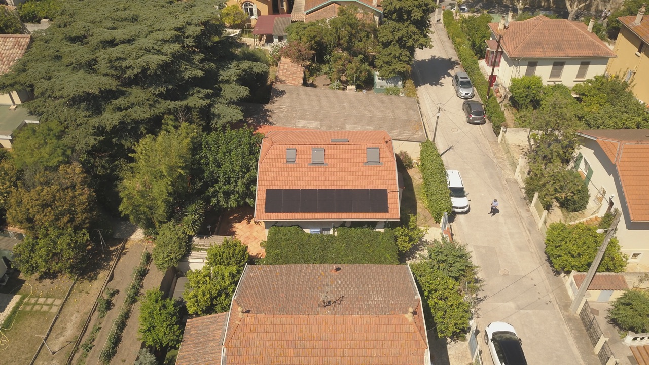 Toiture d'une villa provençale couverte de panneaux photovoltaïques, prise de vue aérienne